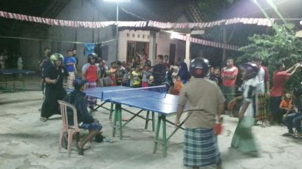 Unik ! Lomba Ping Pong di Sindet Pakai Sarung dan Helm