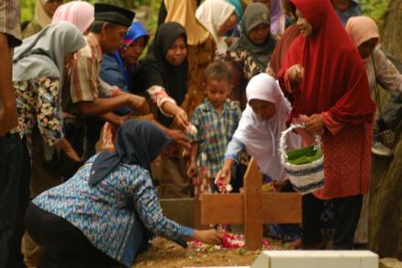 Warga Dusun RT 05 Manggung Lakukan Ziarah Makam Almarhum Bapak Bayu Bintoro