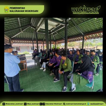 Penerimaan Mahasiswa KKN UPN Veteran Yogyakarta oleh Lurah Wukirsari