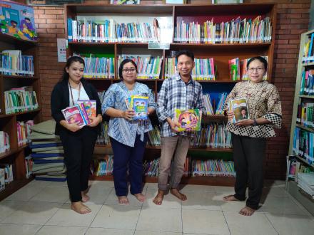 Pustaka Desa Wukirsari Mendapat Bantuan Buku Bacaan Anak dari GKR. Hemas